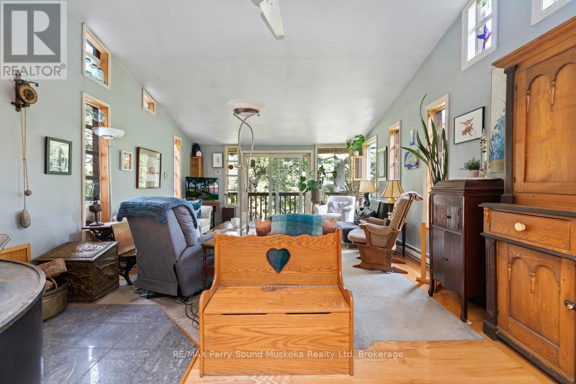 LR w vaulted ceiling & walkout - 252 Dunchurch Estates Road, Whitestone (Hagerman), ON