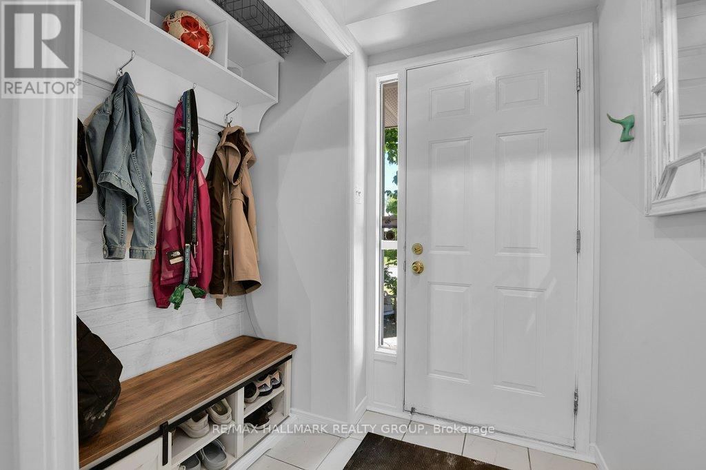 Spacious entry with built in bench. - 22 Terrace Drive, Ottawa, ON