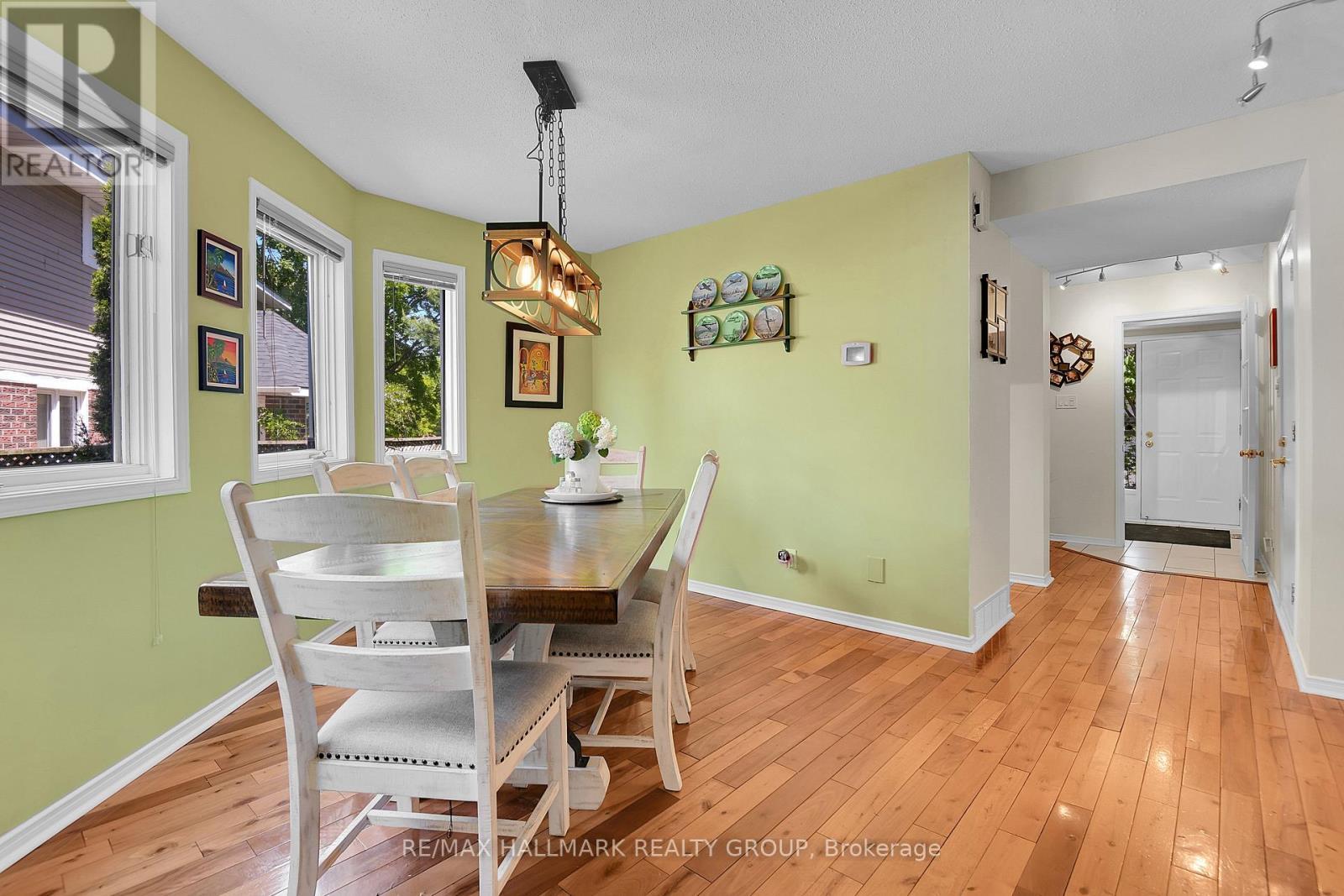 Bright dining area convenient to kitchen - 22 Terrace Drive, Ottawa, ON