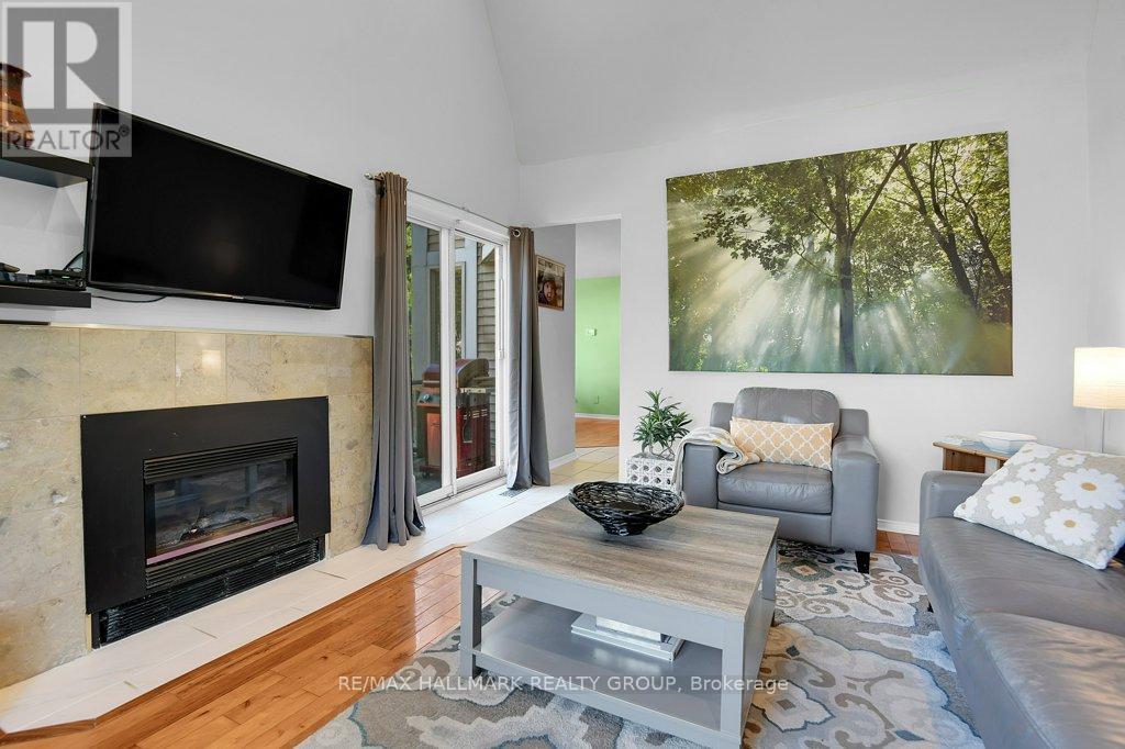 Main floor Family room has hardwood floors - 22 Terrace Drive, Ottawa, ON