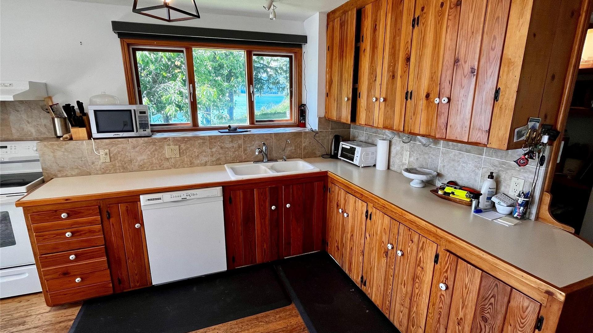 620 Applegrove Road, Fauquier, BC - Indoor Photo Showing Kitchen
