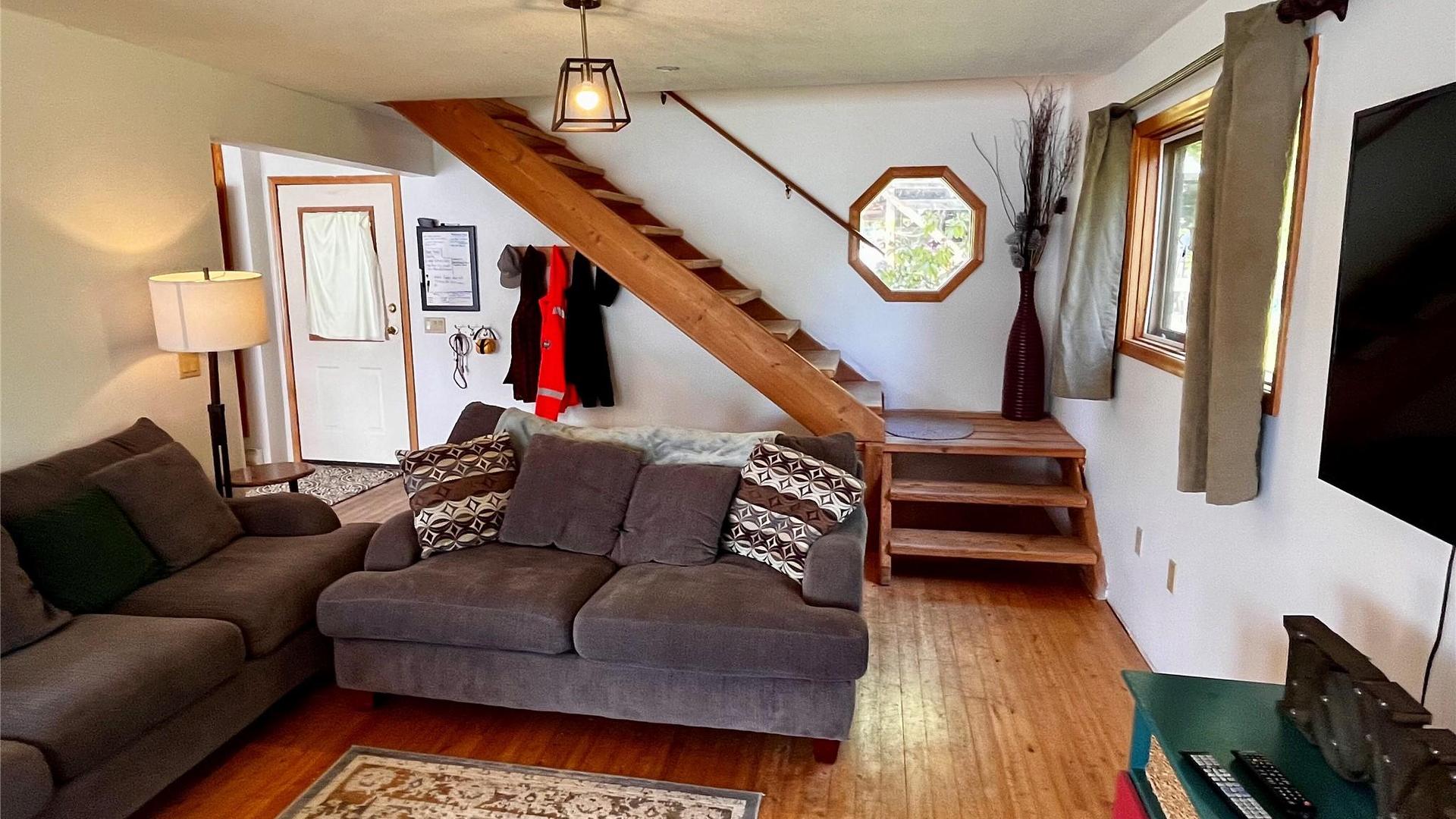 620 Applegrove Road, Fauquier, BC - Indoor Photo Showing Living Room