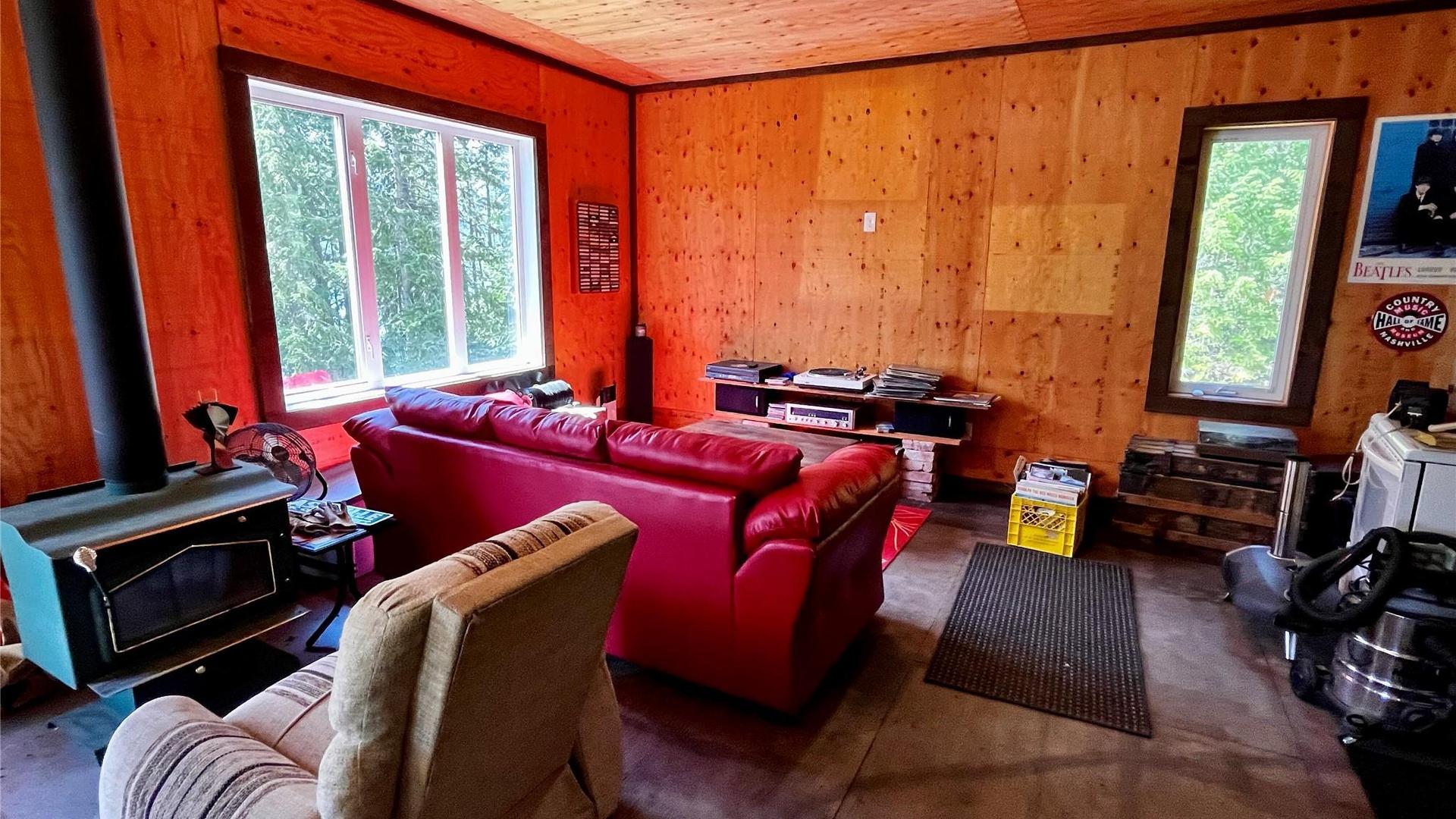 620 Applegrove Road, Fauquier, BC - Indoor