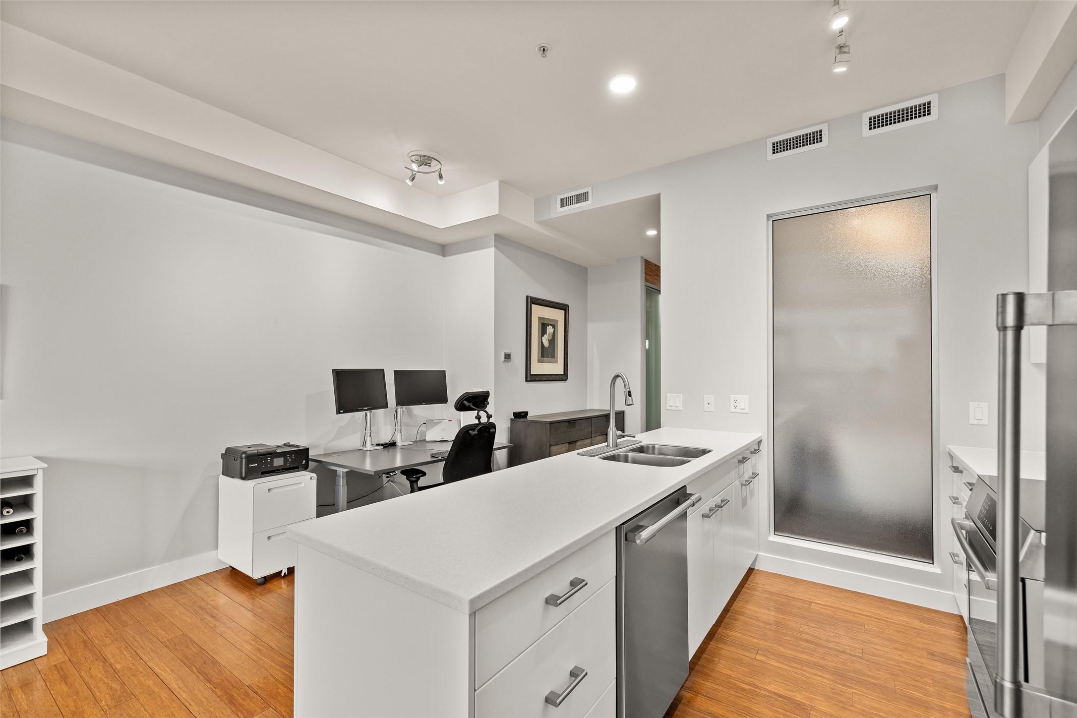 214-1289 Ellis Street, Kelowna, BC - Indoor Photo Showing Kitchen With Double Sink