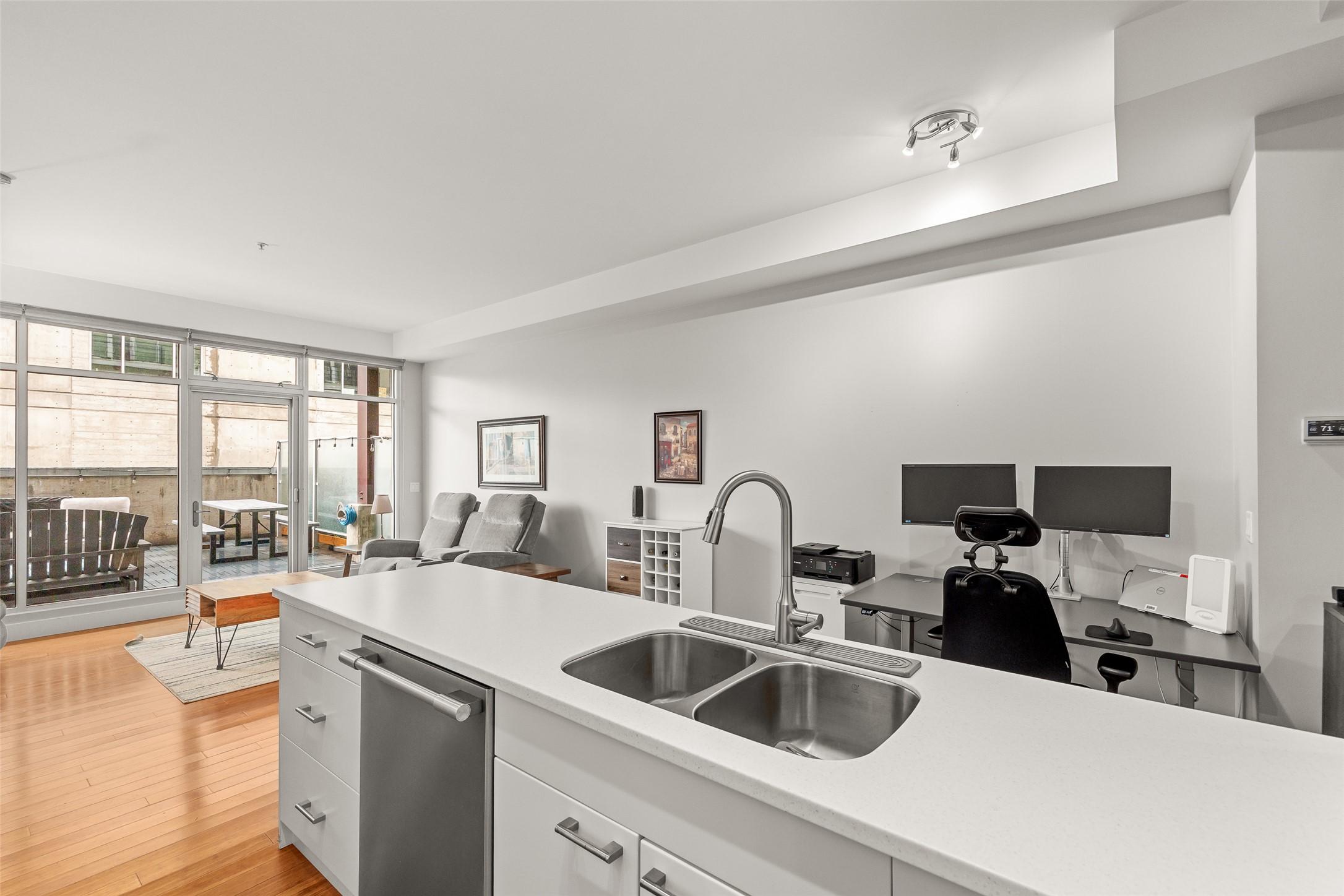 214-1289 Ellis Street, Kelowna, BC - Indoor Photo Showing Kitchen With Double Sink