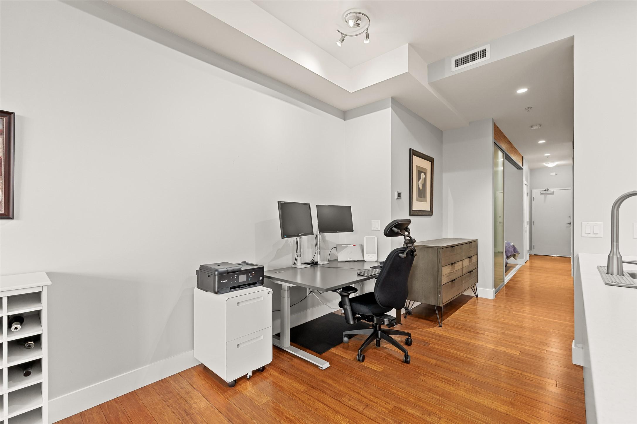 214-1289 Ellis Street, Kelowna, BC - Indoor Photo Showing Office