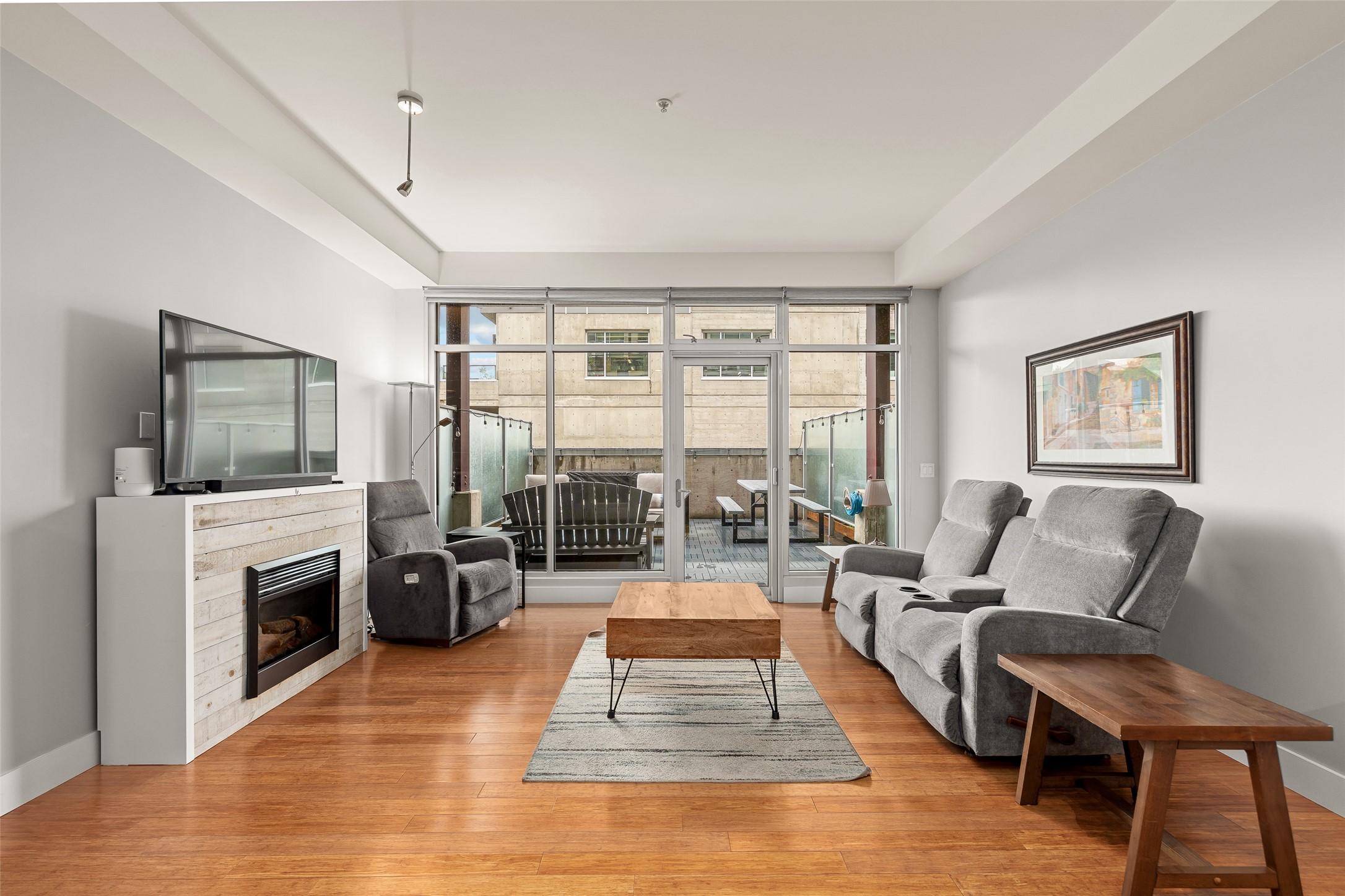 214-1289 Ellis Street, Kelowna, BC - Indoor Photo Showing Living Room With Fireplace