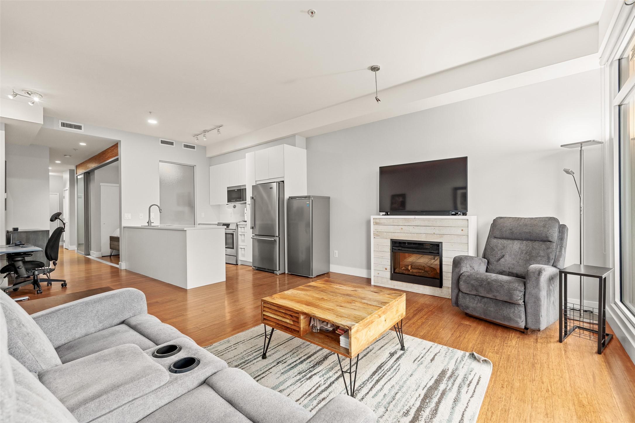 214-1289 Ellis Street, Kelowna, BC - Indoor Photo Showing Living Room With Fireplace