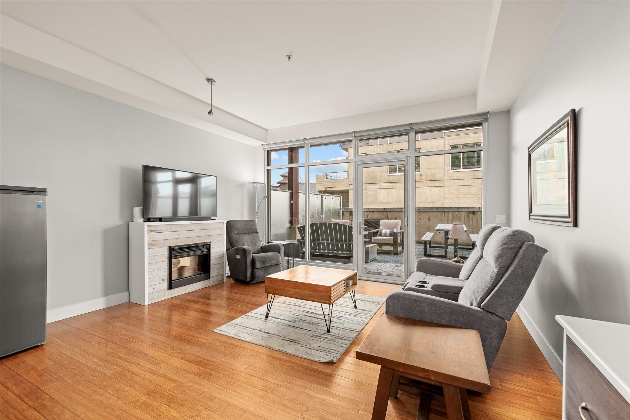 214-1289 Ellis Street, Kelowna, BC - Indoor Photo Showing Living Room With Fireplace