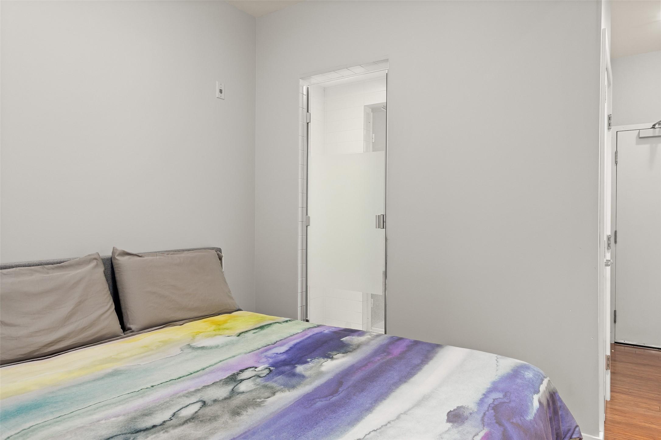 214-1289 Ellis Street, Kelowna, BC - Indoor Photo Showing Bedroom