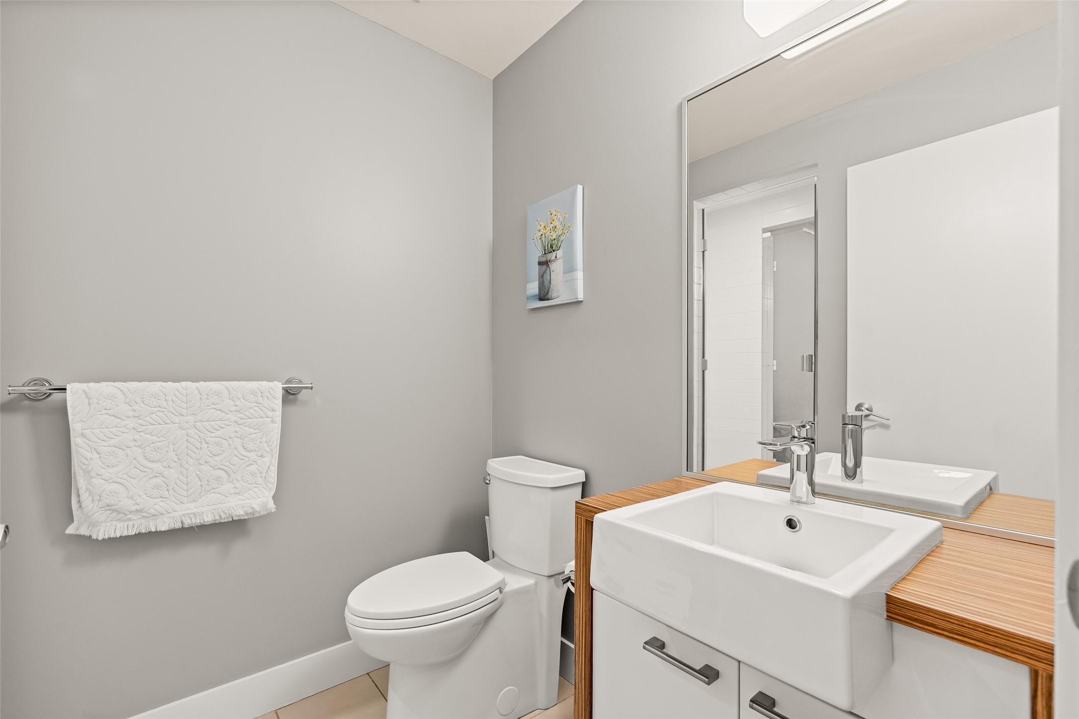 214-1289 Ellis Street, Kelowna, BC - Indoor Photo Showing Bathroom