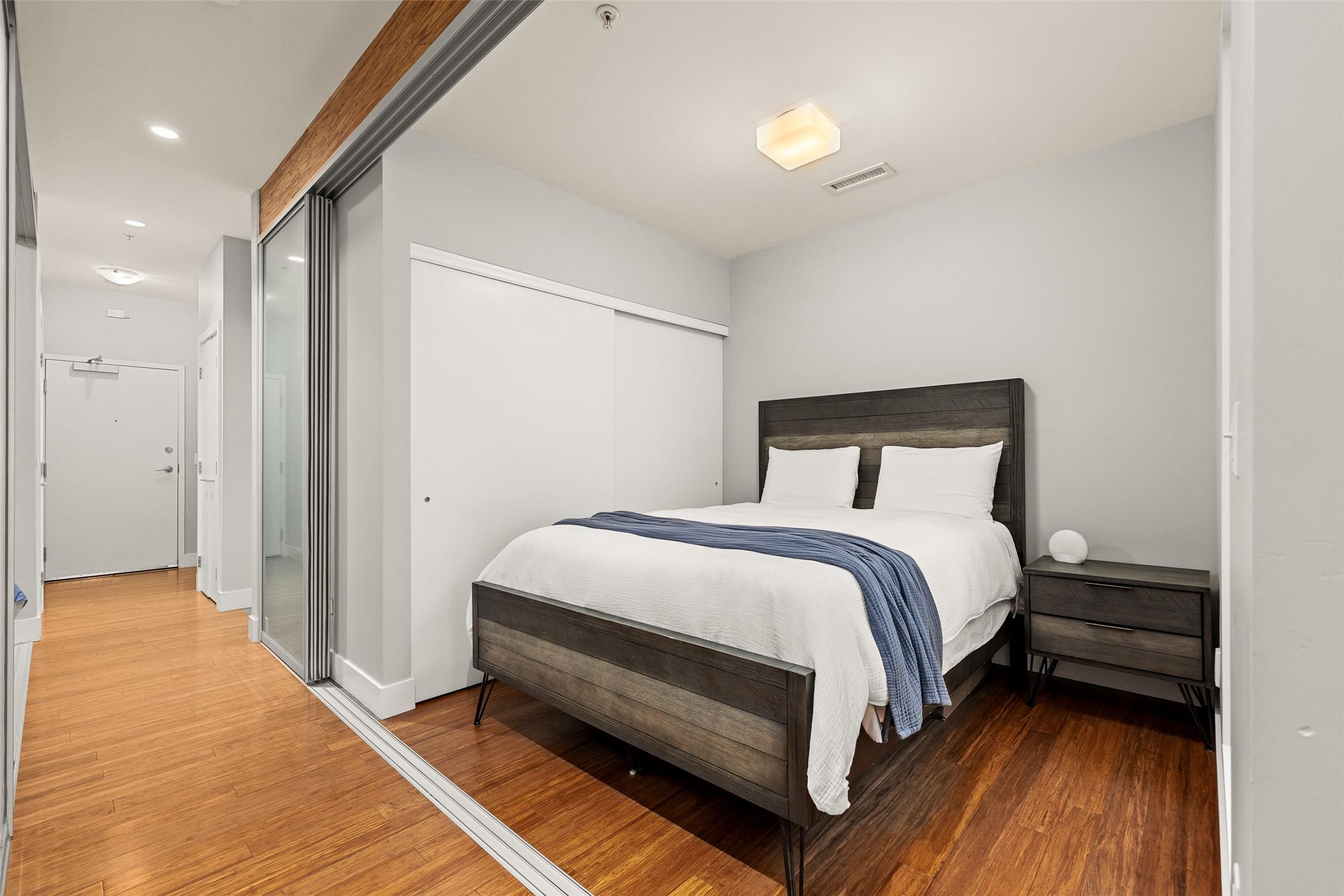 214-1289 Ellis Street, Kelowna, BC - Indoor Photo Showing Bedroom