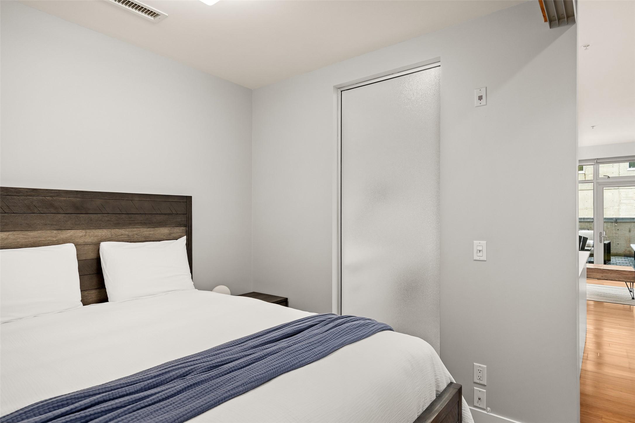 214-1289 Ellis Street, Kelowna, BC - Indoor Photo Showing Bedroom