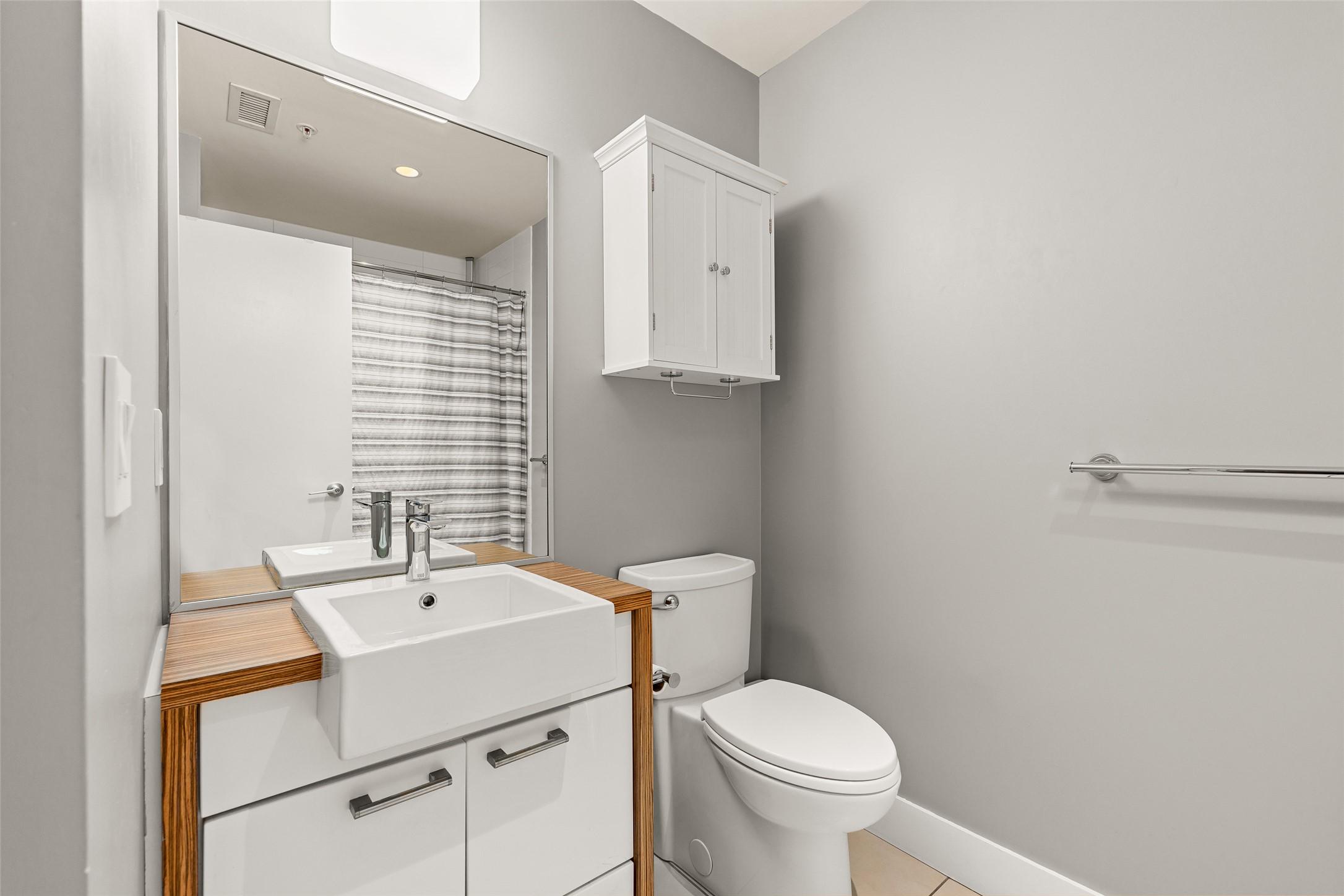 214-1289 Ellis Street, Kelowna, BC - Indoor Photo Showing Bathroom