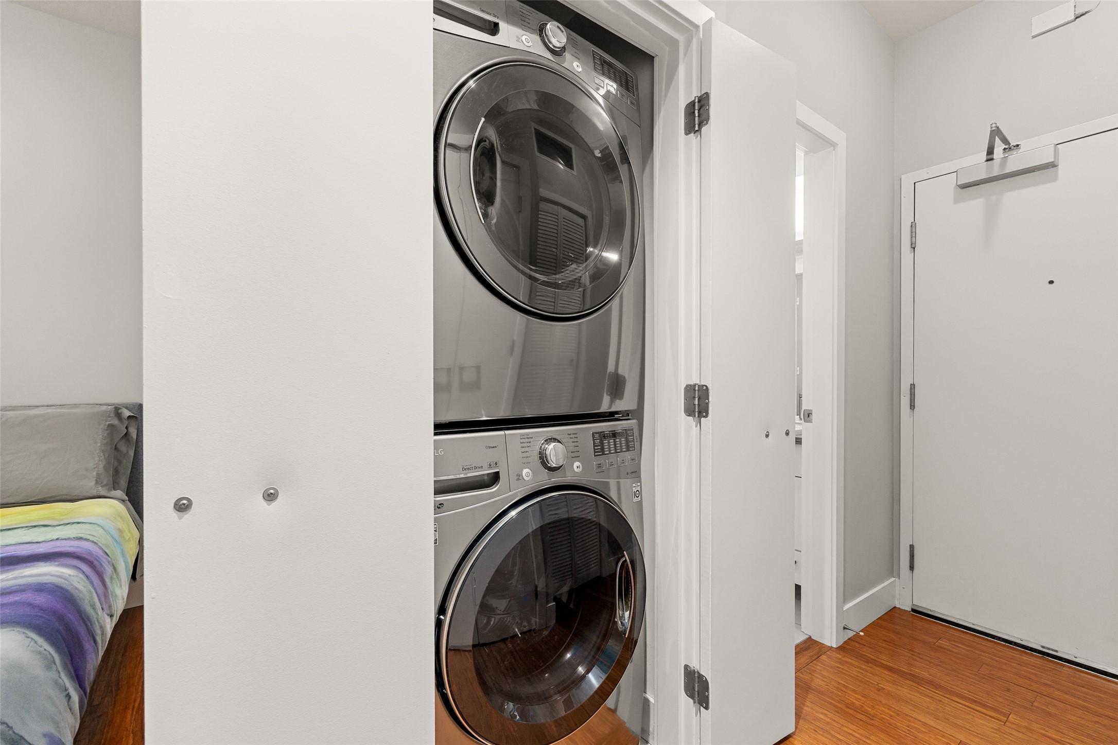 214-1289 Ellis Street, Kelowna, BC - Indoor Photo Showing Laundry Room