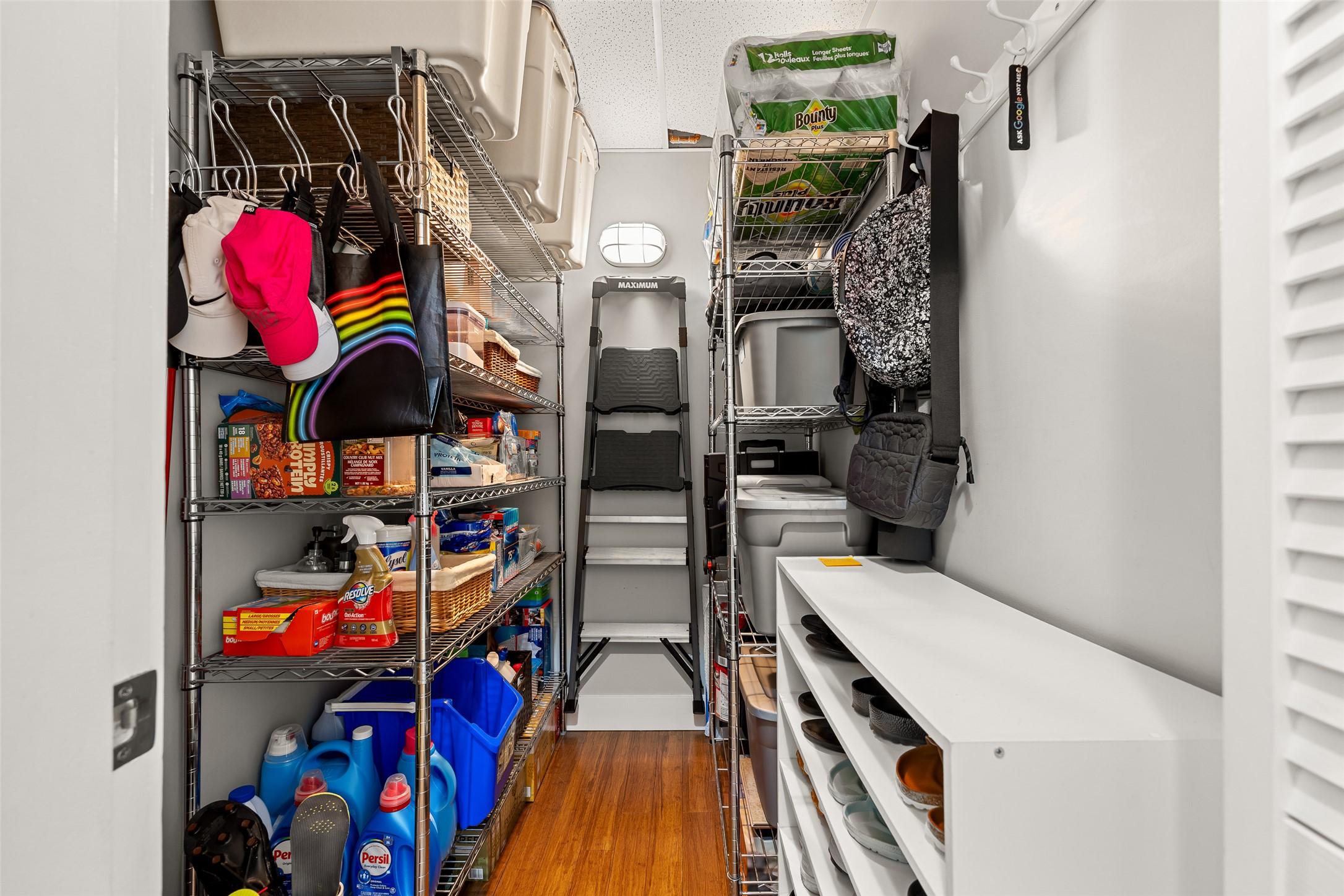 214-1289 Ellis Street, Kelowna, BC - Indoor