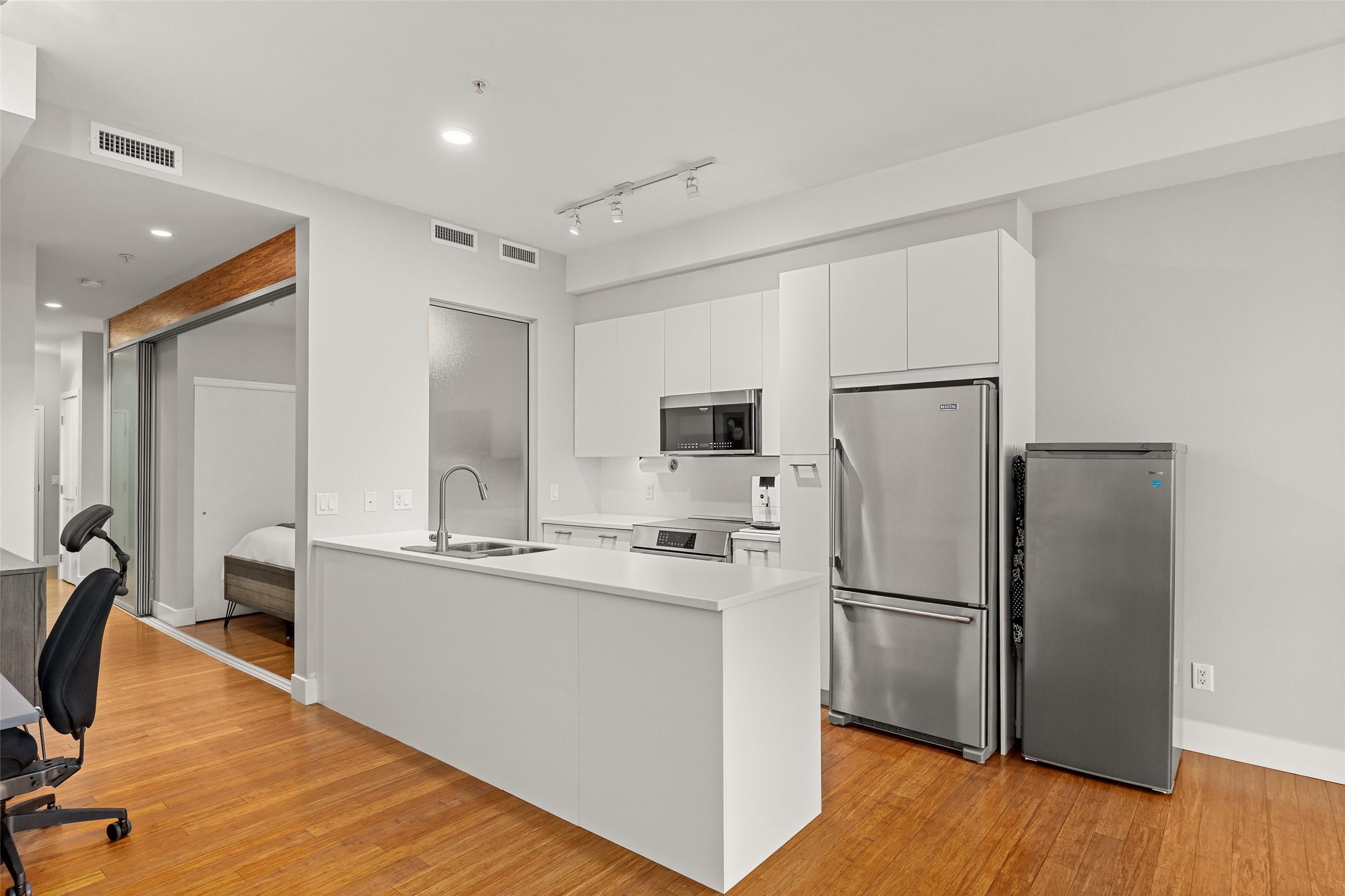 214-1289 Ellis Street, Kelowna, BC - Indoor Photo Showing Kitchen With Double Sink