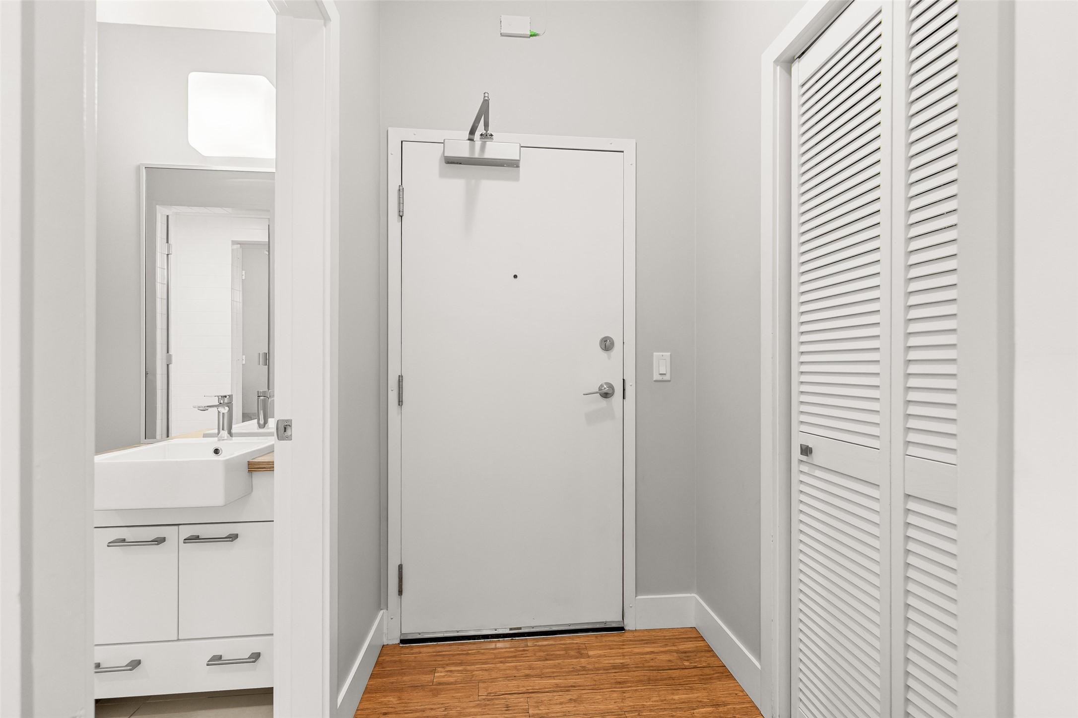 214-1289 Ellis Street, Kelowna, BC - Indoor Photo Showing Other Room