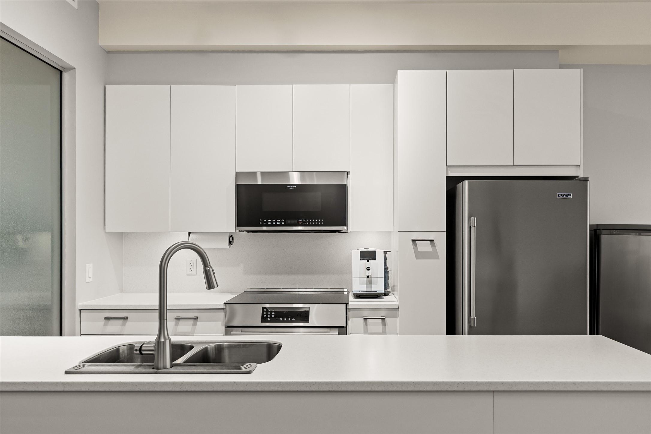 214-1289 Ellis Street, Kelowna, BC - Indoor Photo Showing Kitchen With Double Sink With Upgraded Kitchen