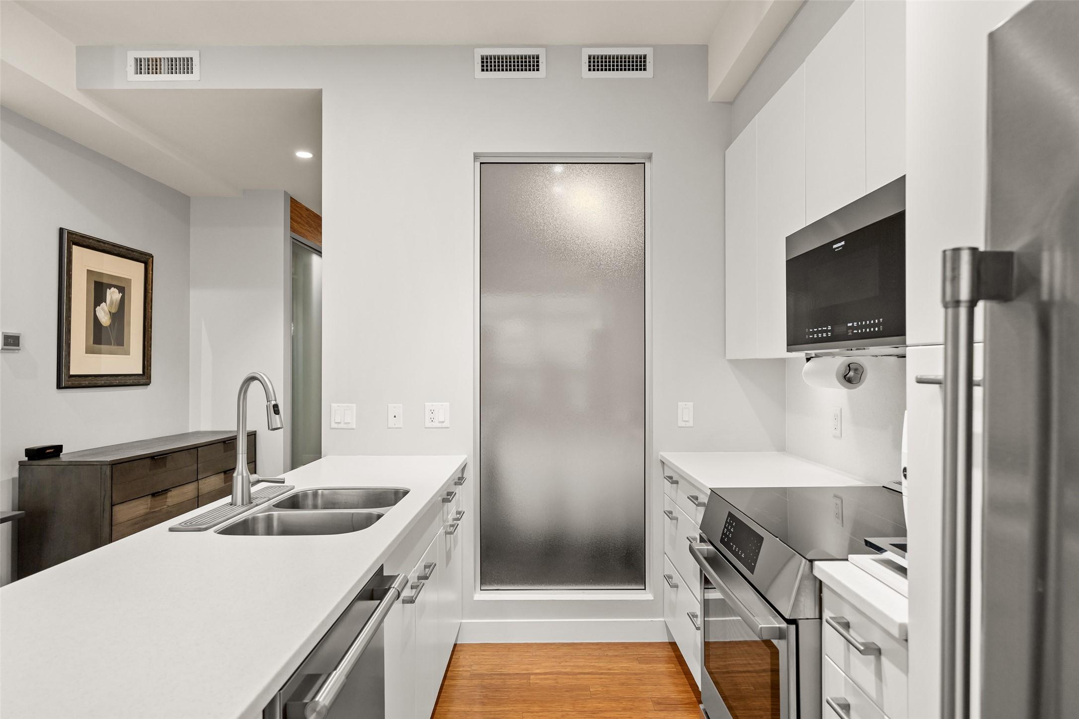 214-1289 Ellis Street, Kelowna, BC - Indoor Photo Showing Kitchen With Double Sink With Upgraded Kitchen