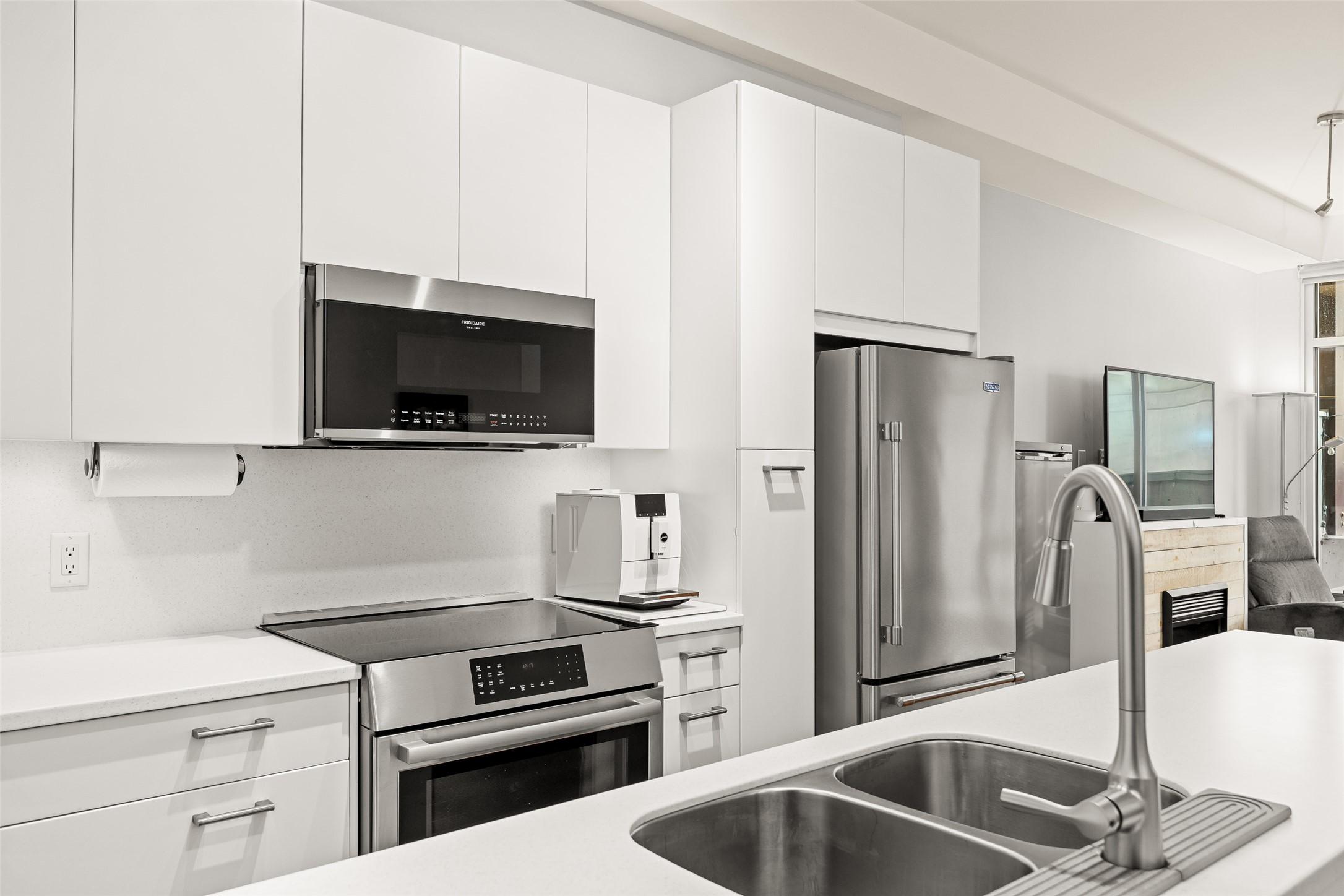 214-1289 Ellis Street, Kelowna, BC - Indoor Photo Showing Kitchen With Double Sink