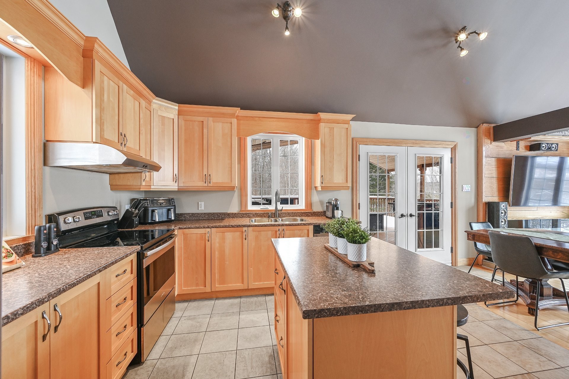 Kitchen - 975 Rg St-Henri, Saint-Armand, QC - Indoor Photo Showing Kitchen With Double Sink