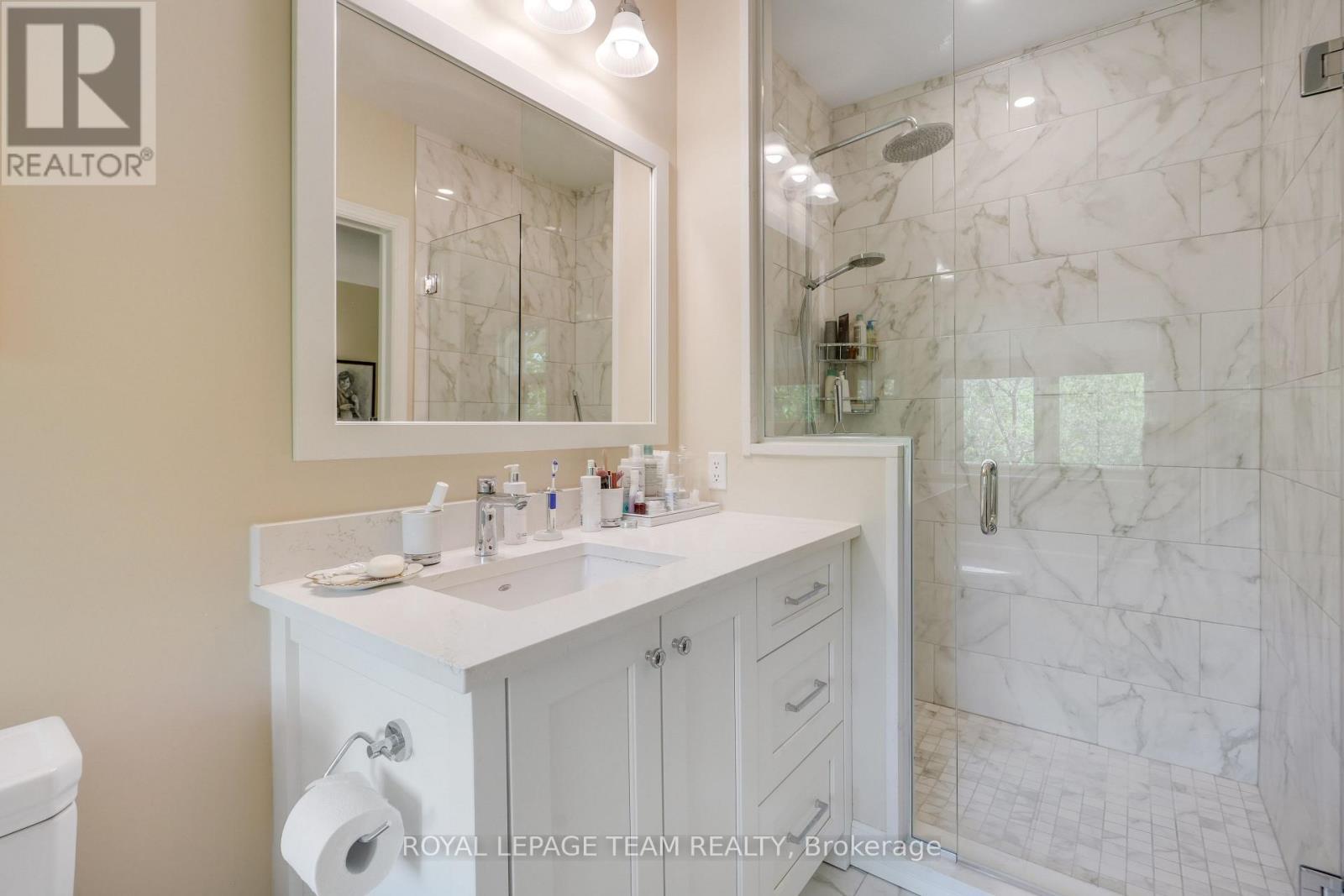 13 Oak Park Private, Ottawa, ON - Indoor Photo Showing Bathroom