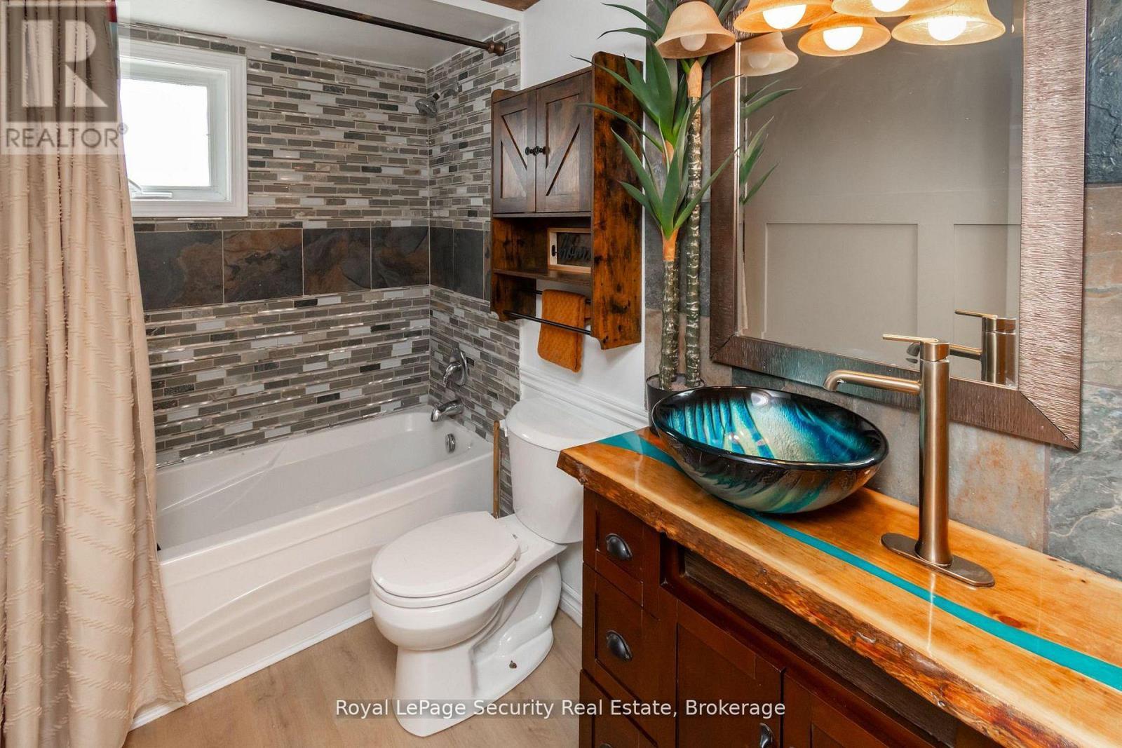 73 College Crescent, Barrie, ON - Indoor Photo Showing Bathroom