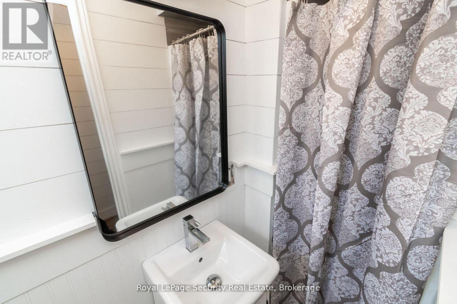 73 College Crescent, Barrie, ON - Indoor Photo Showing Bathroom