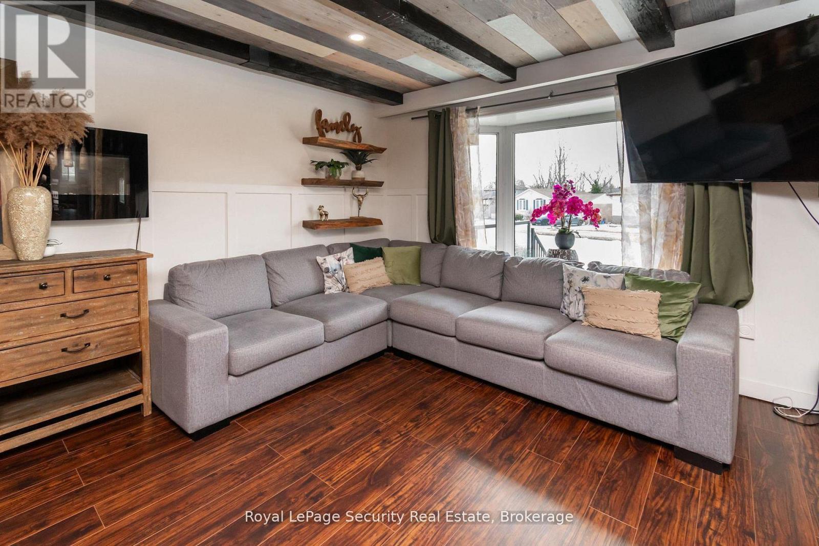 73 College Crescent, Barrie, ON - Indoor Photo Showing Living Room