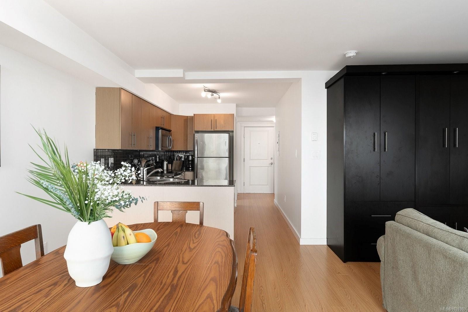 #204-1405 Esquimalt Rd, Esquimalt, BC - Indoor
