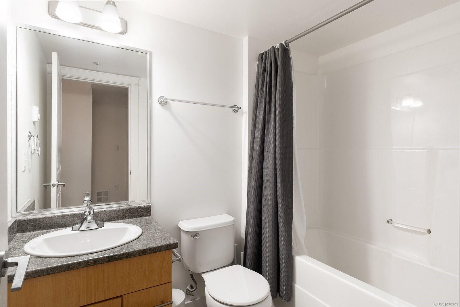 #204-1405 Esquimalt Rd, Esquimalt, BC - Indoor Photo Showing Bathroom