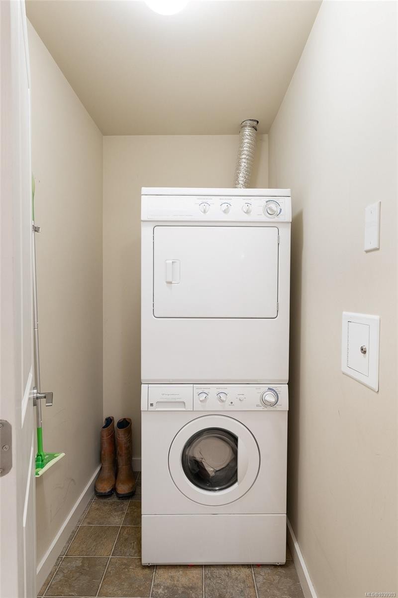 #204-1405 Esquimalt Rd, Esquimalt, BC - Indoor Photo Showing Laundry Room