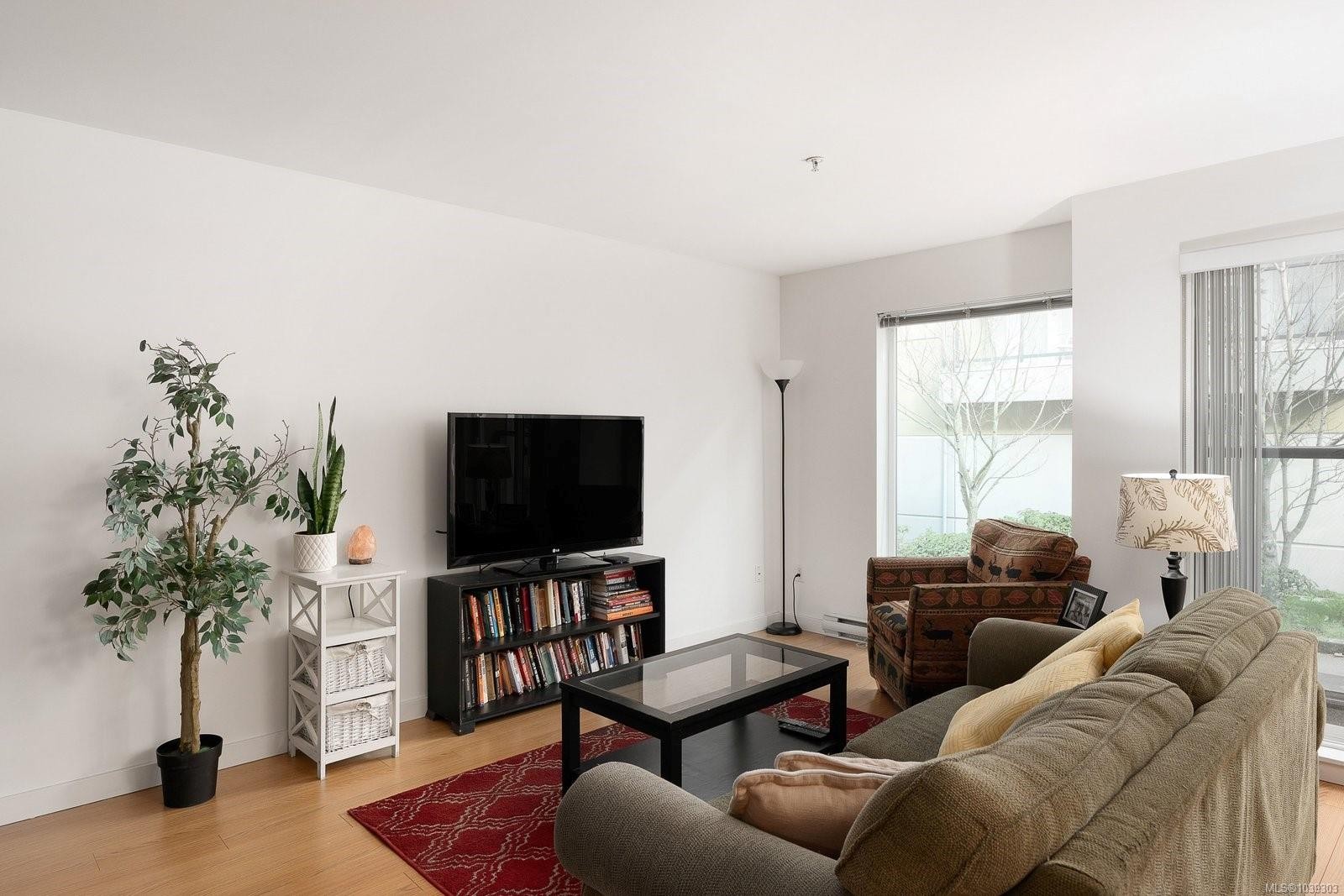 #204-1405 Esquimalt Rd, Esquimalt, BC - Indoor Photo Showing Living Room