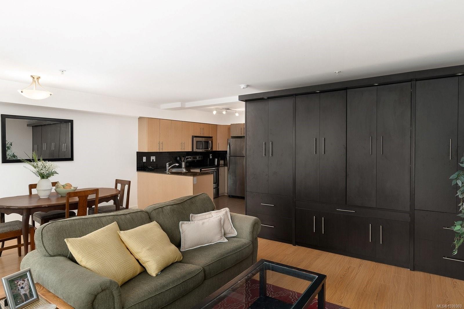 #204-1405 Esquimalt Rd, Esquimalt, BC - Indoor