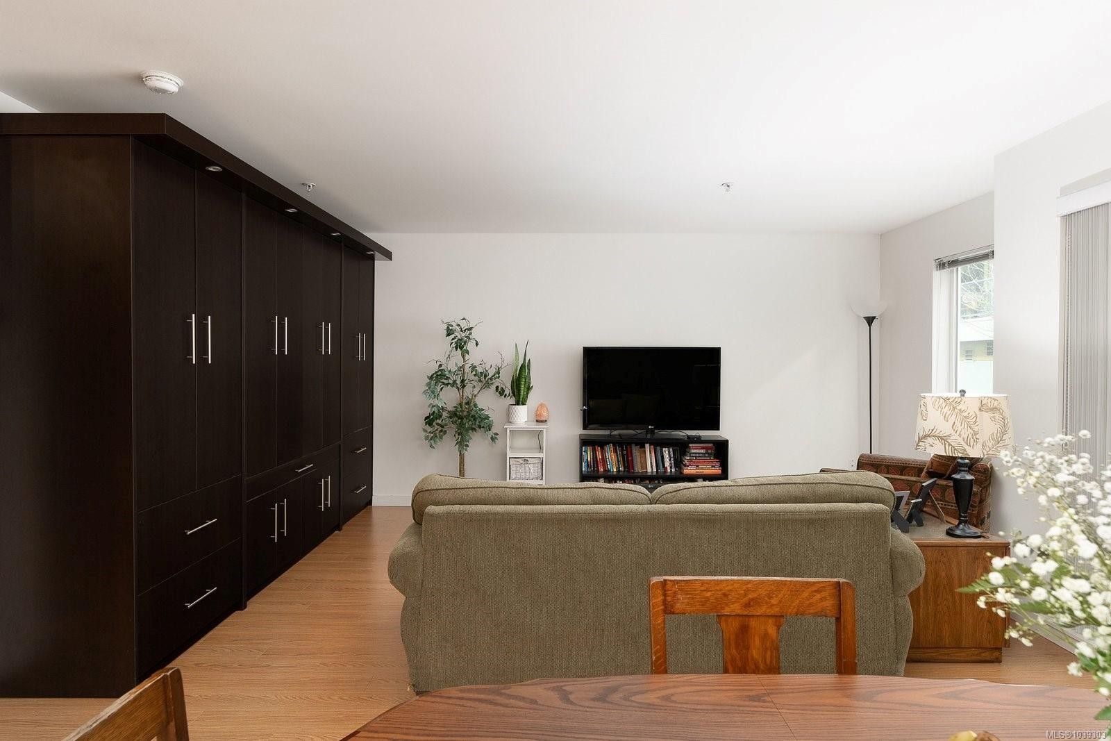 #204-1405 Esquimalt Rd, Esquimalt, BC - Indoor Photo Showing Living Room