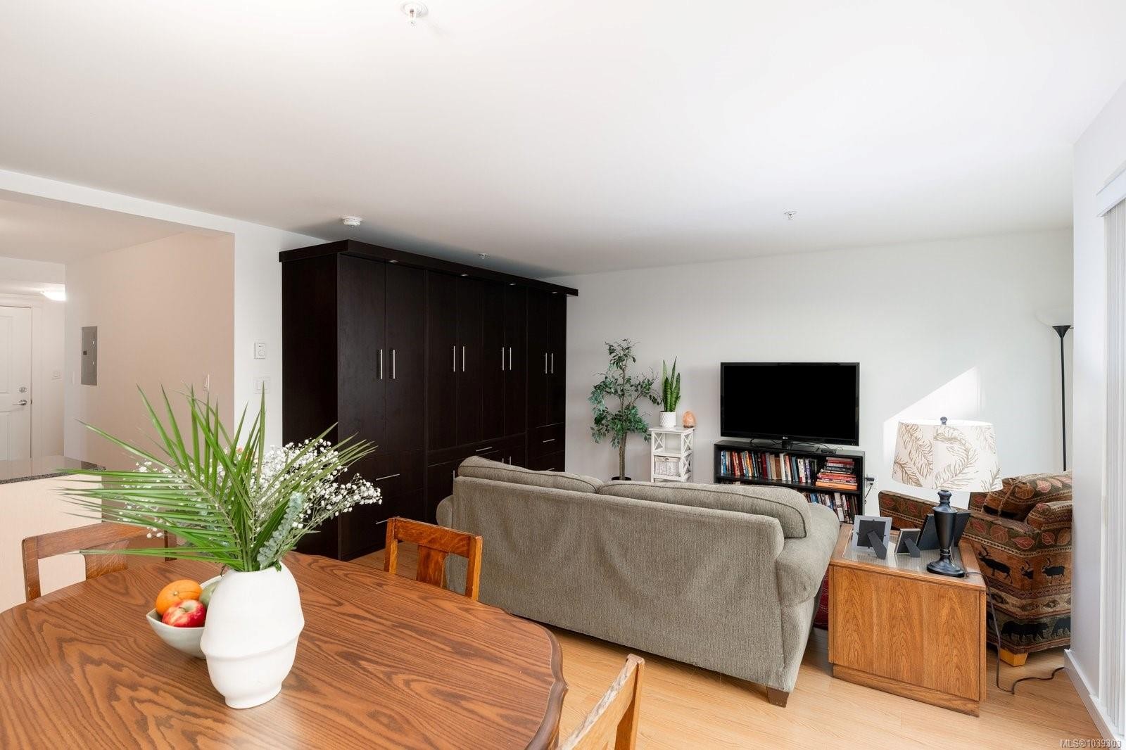 #204-1405 Esquimalt Rd, Esquimalt, BC - Indoor Photo Showing Living Room