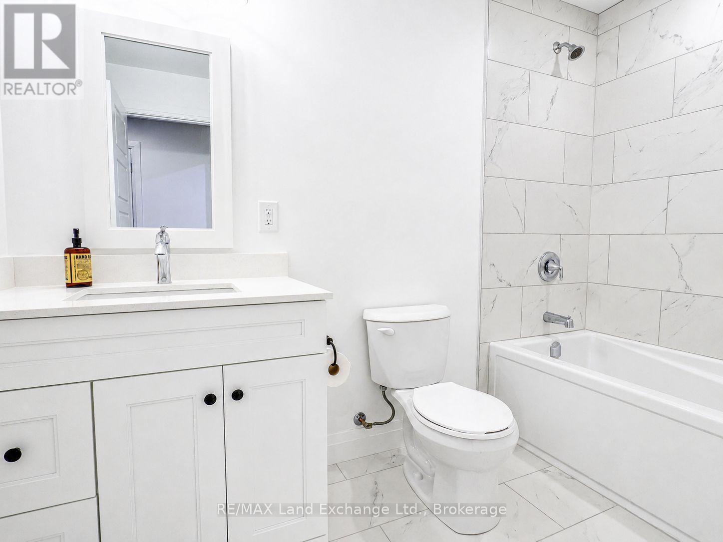 Main four piece bathroom - 18 - 86 Eagle Court, Saugeen Shores, ON