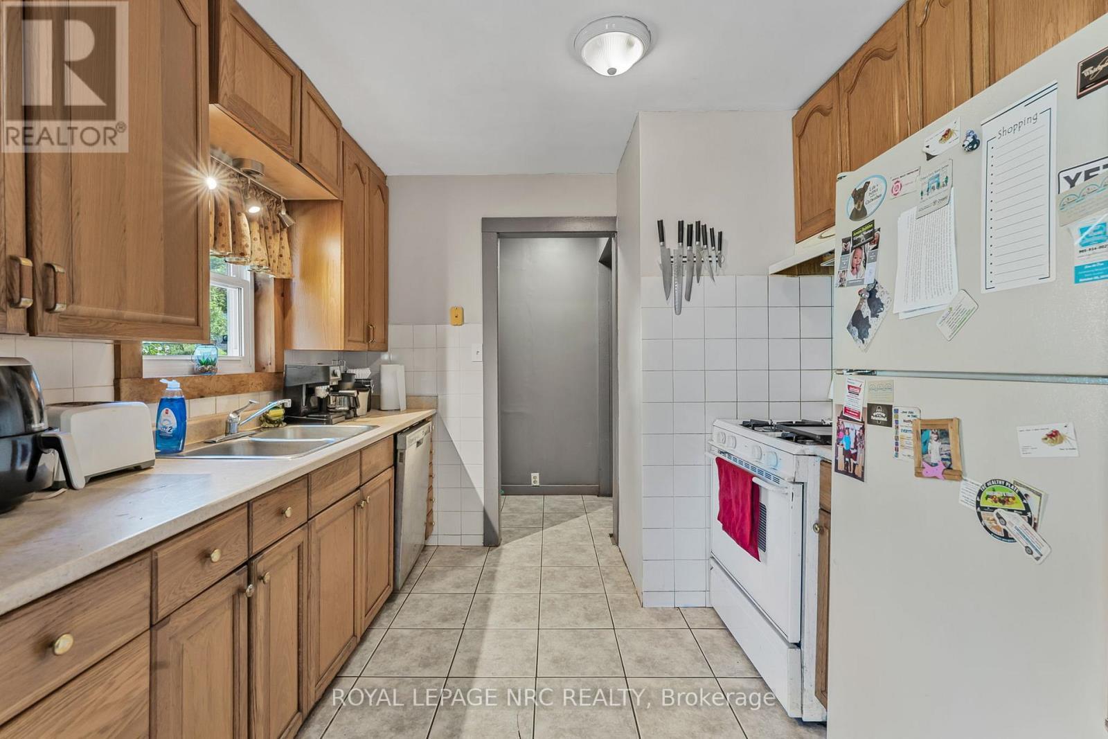 3902 Rebstock Road, Fort Erie (Crystal Beach), ON - Indoor Photo Showing Kitchen With Double Sink