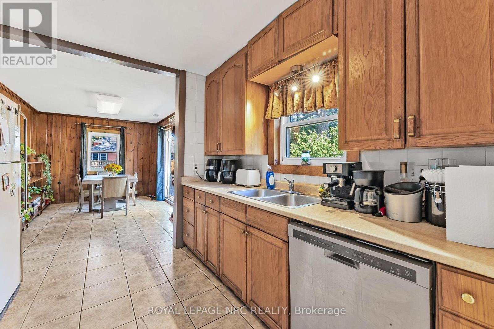 3902 Rebstock Road, Fort Erie (Crystal Beach), ON - Indoor Photo Showing Kitchen With Double Sink