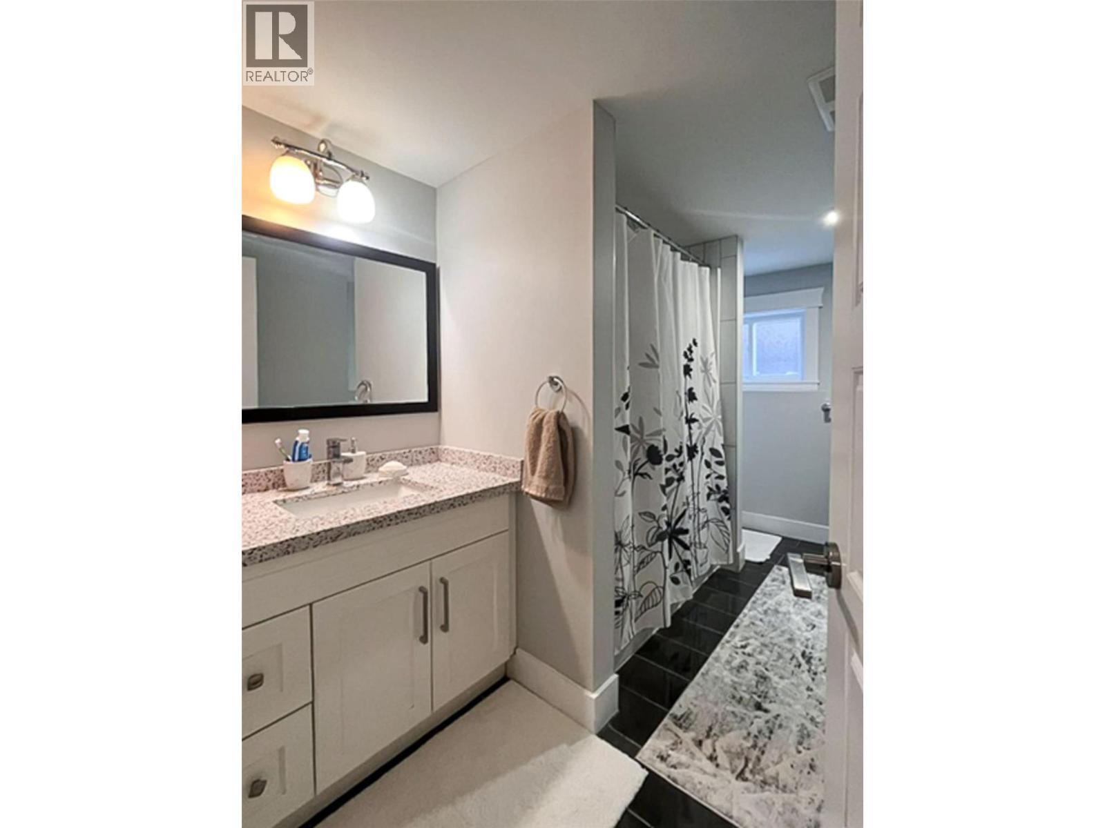 Suite bathroom - 1941 Poplar Lane, Revelstoke, BC