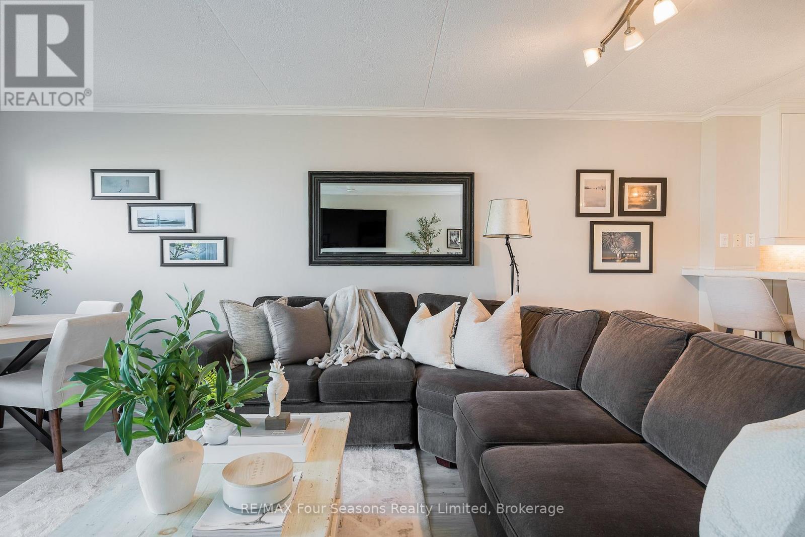 Cozy living room - 24 - 44 Trott Boulevard, Collingwood, ON