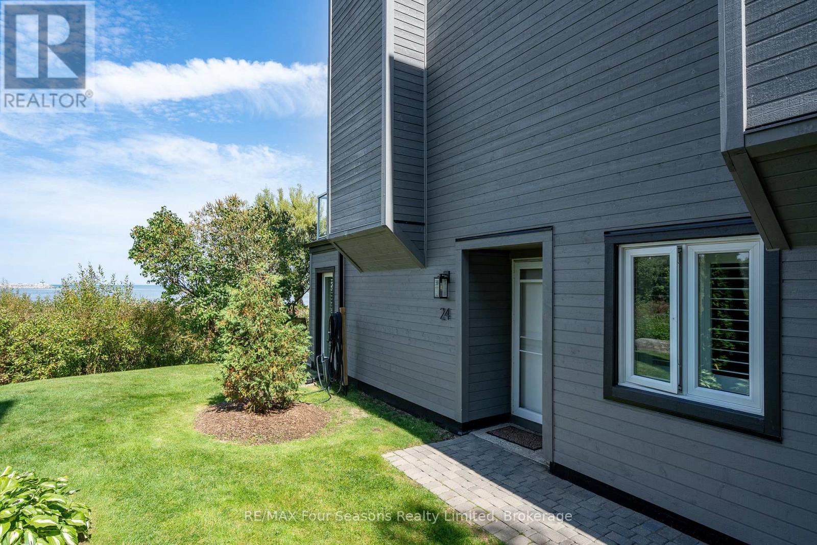 End unit - 24 - 44 Trott Boulevard, Collingwood, ON