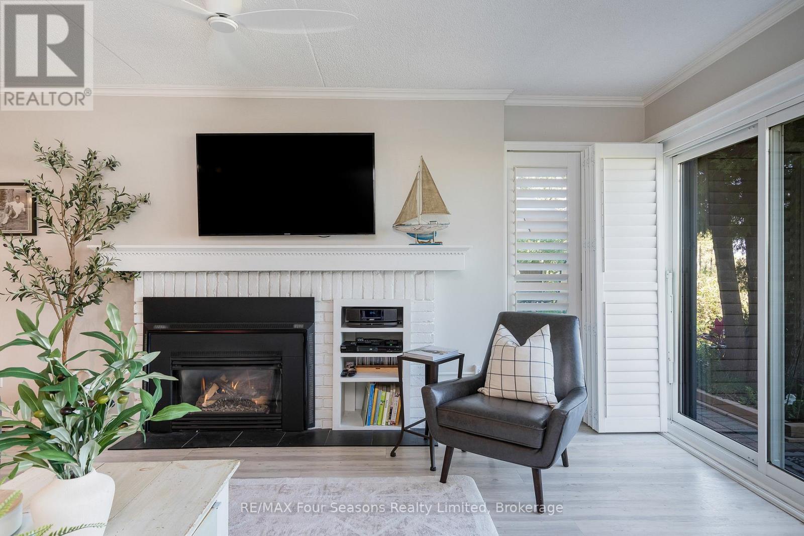 Gas fireplace with mantle - 24 - 44 Trott Boulevard, Collingwood, ON