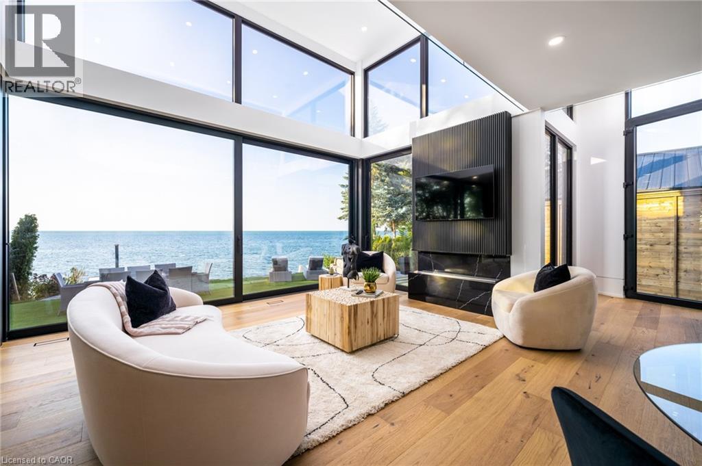 Open-concept living space with expansive floor-to-ceiling windows overlooking a substantial body of water - 6 Firelane 11A Street, Niagara-On-The-Lake, ON - Indoor