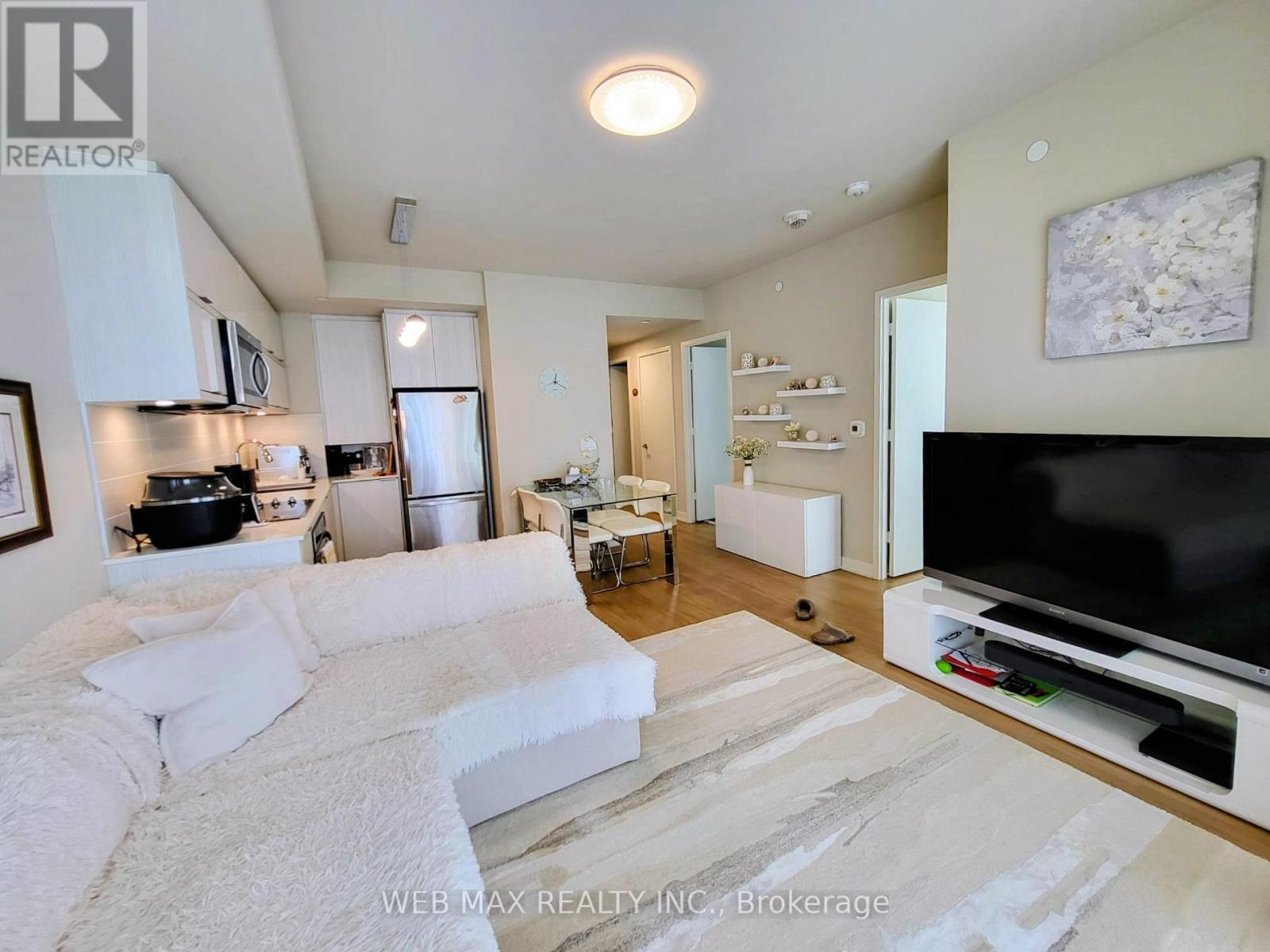 911 - 10 Deerlick Court, Toronto, ON - Indoor Photo Showing Living Room