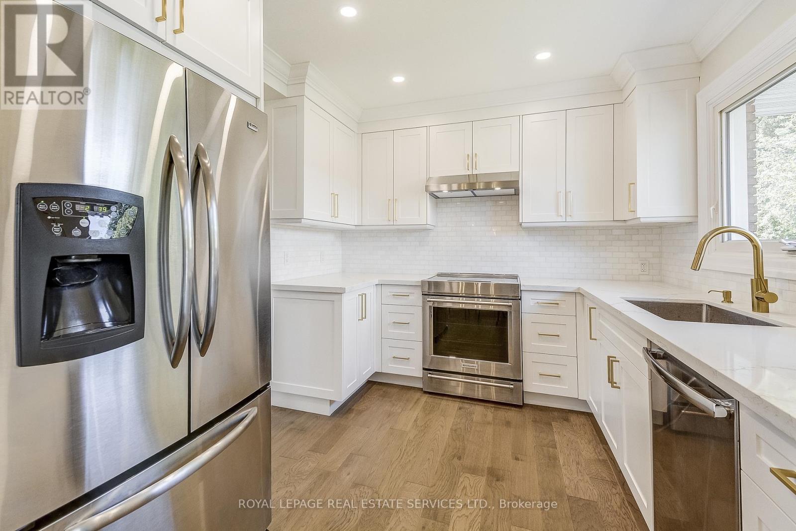 Elegant quartz countertops - 351 Strathcona Drive, Burlington, ON - Indoor Photo Showing Kitchen With Upgraded Kitchen