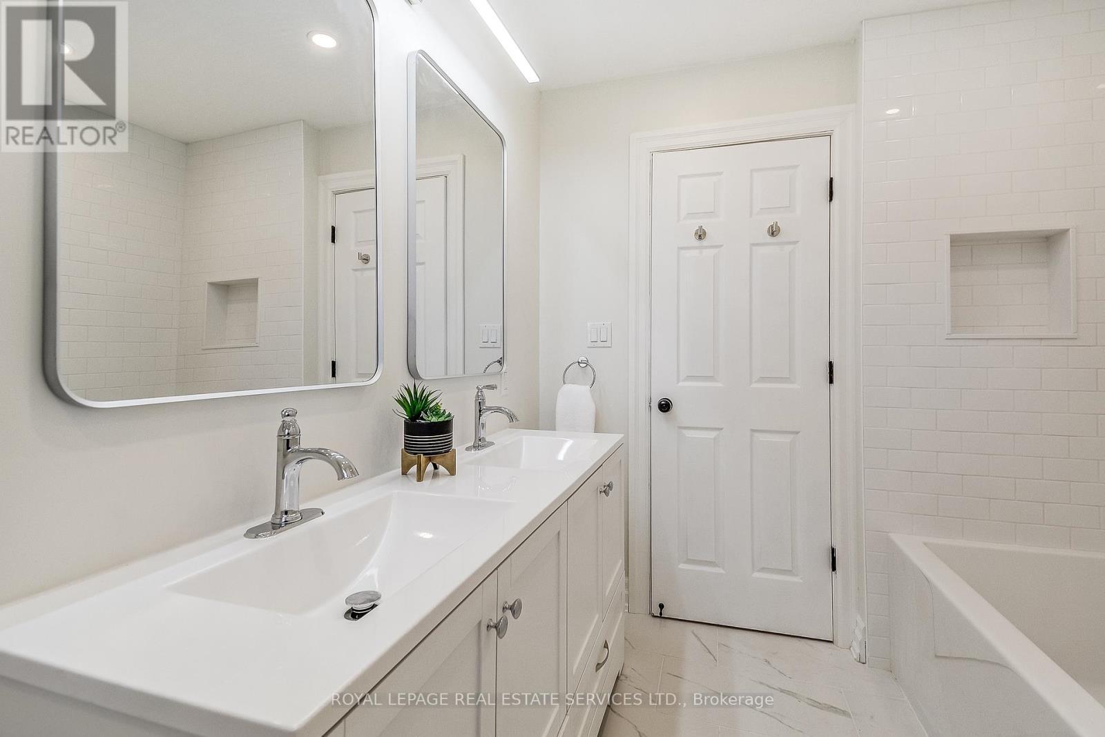 Main 5 piece Bathroom - 351 Strathcona Drive, Burlington, ON - Indoor Photo Showing Bathroom