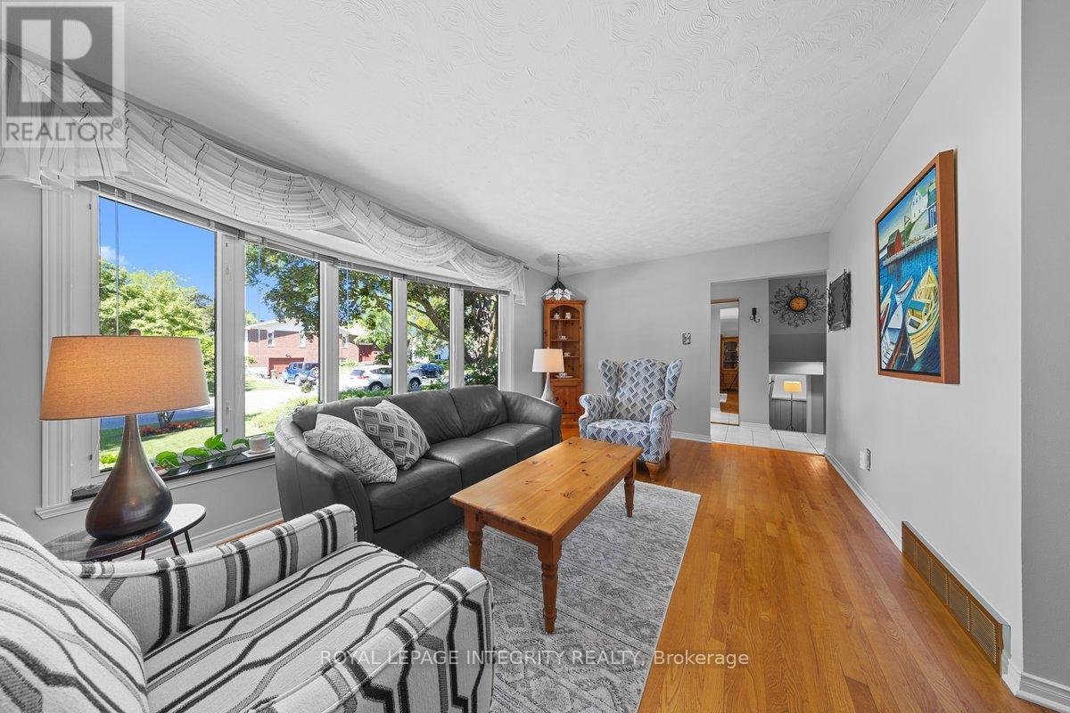 30 Biscayne Crescent, Ottawa, ON - Indoor Photo Showing Living Room