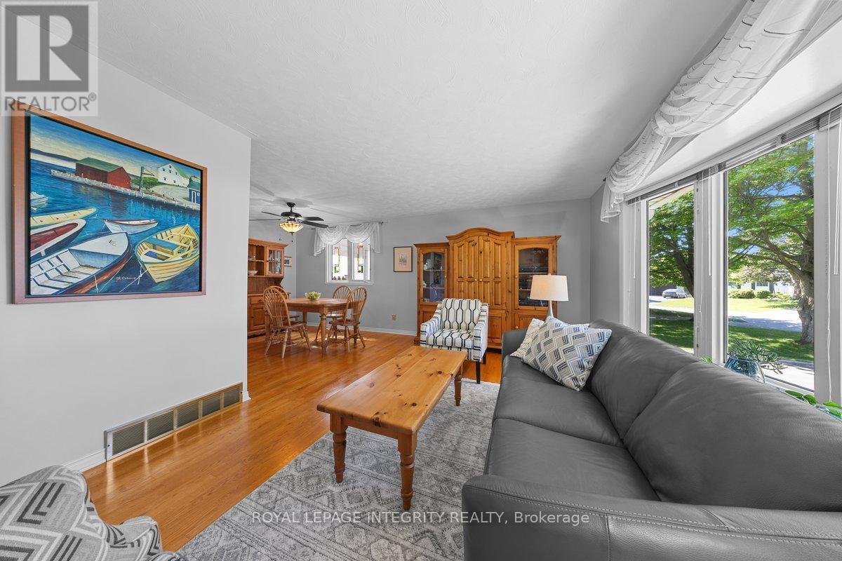 30 Biscayne Crescent, Ottawa, ON - Indoor Photo Showing Living Room
